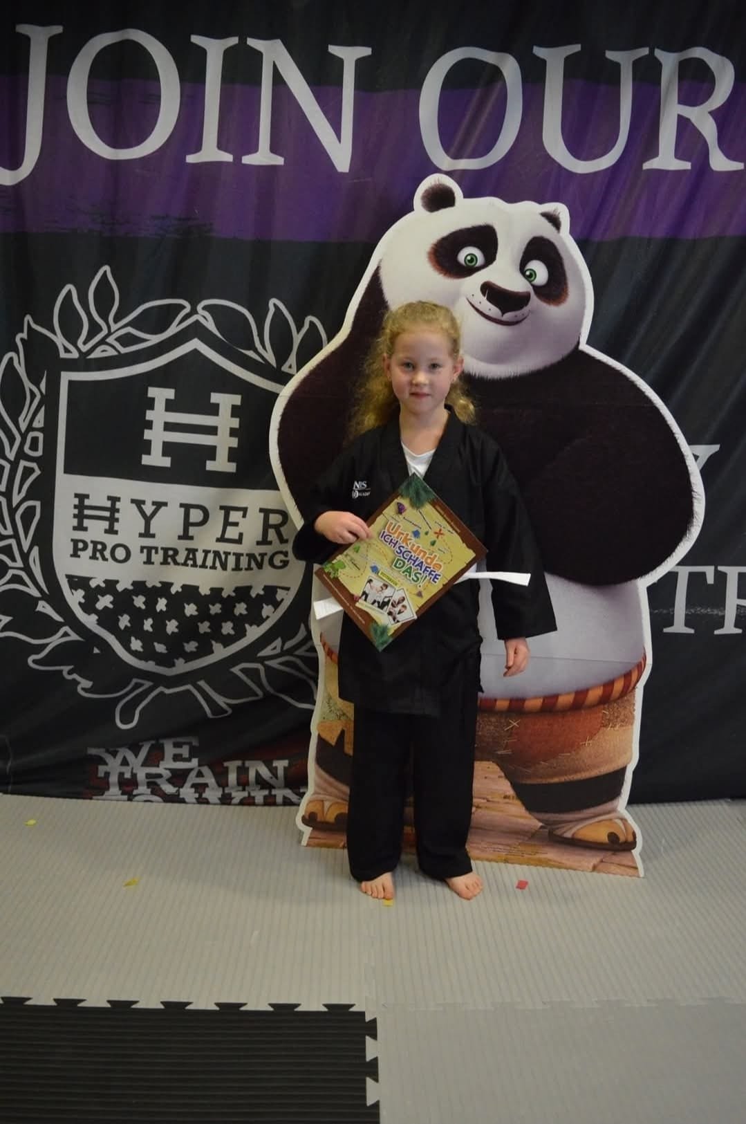 Larissa im Karate-Gi bei OMNIS